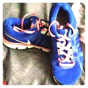 Nike dual fusion athletic sneakees